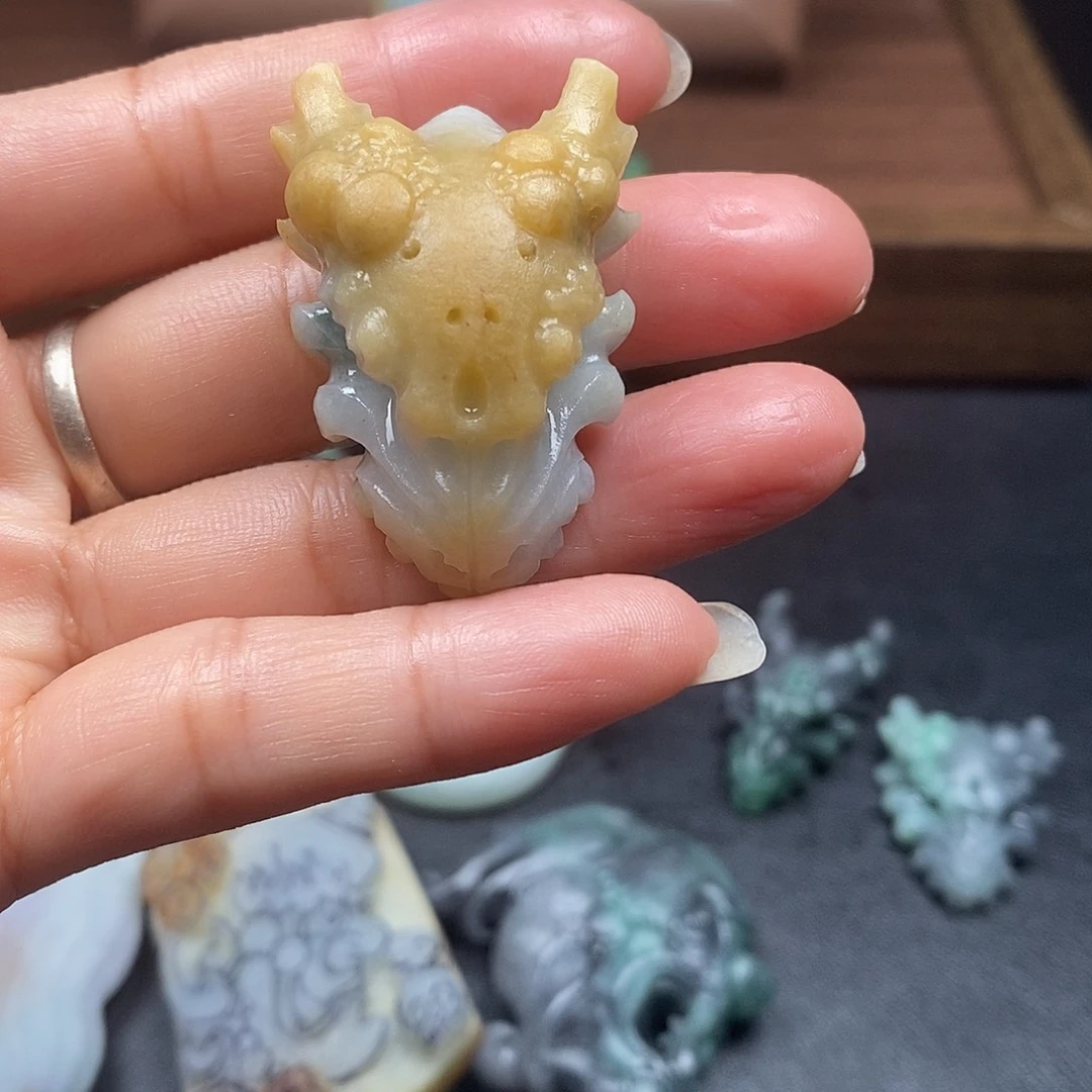 菩***下未镶嵌定制翡翠毛货抛光