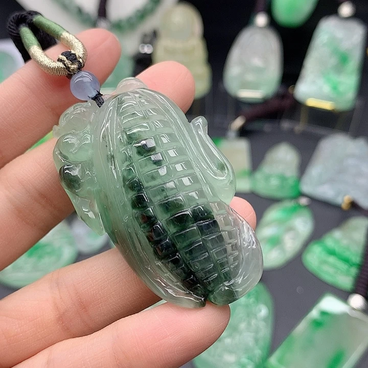 翡翠未镶嵌吊坠(赠链)