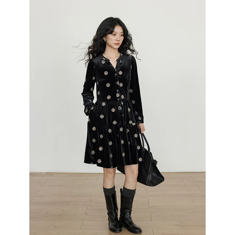 vastand维尚 2025新款冬季v领刺绣显瘦复古老钱风丝绒连衣裙女