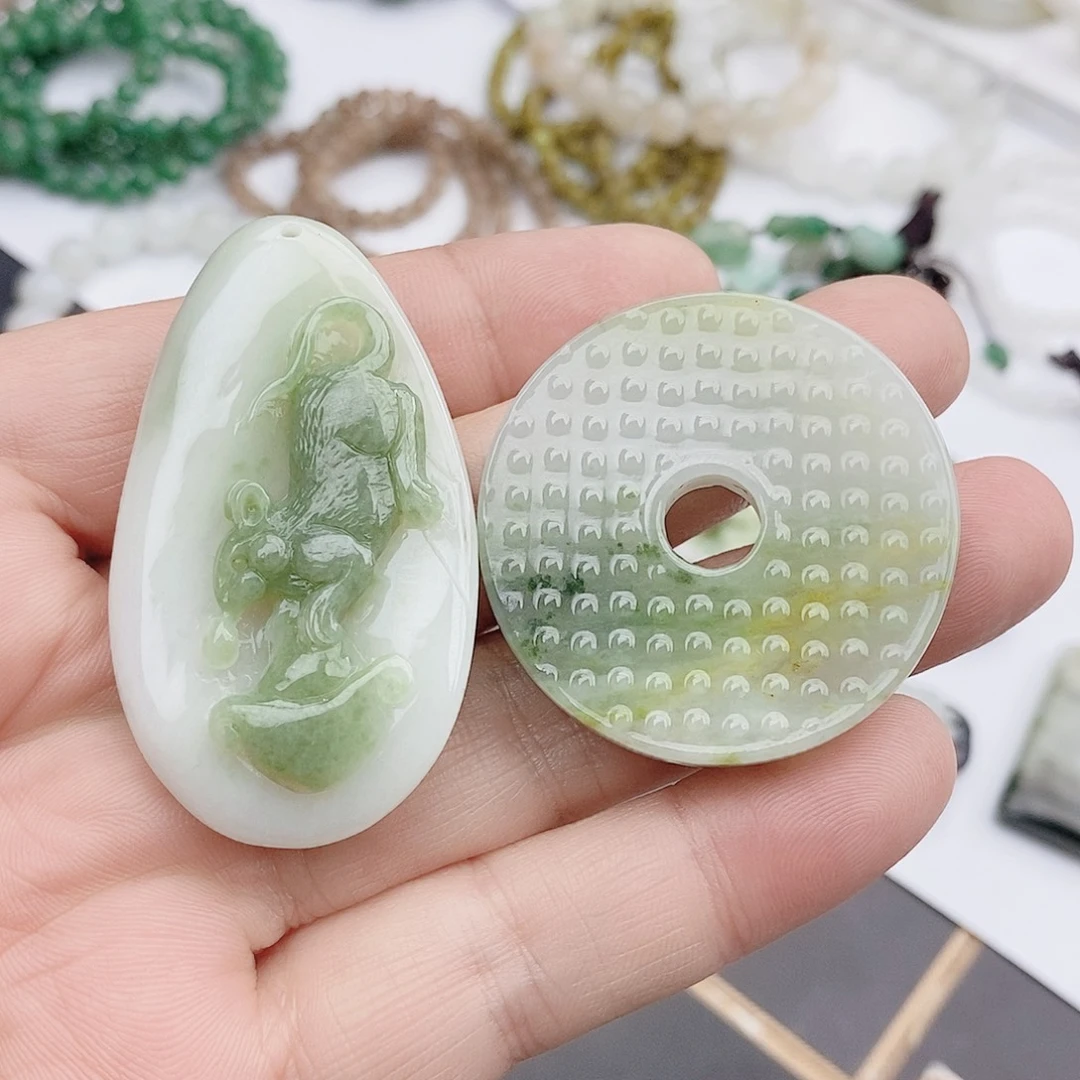 罗***生独山玉未镶嵌颈饰