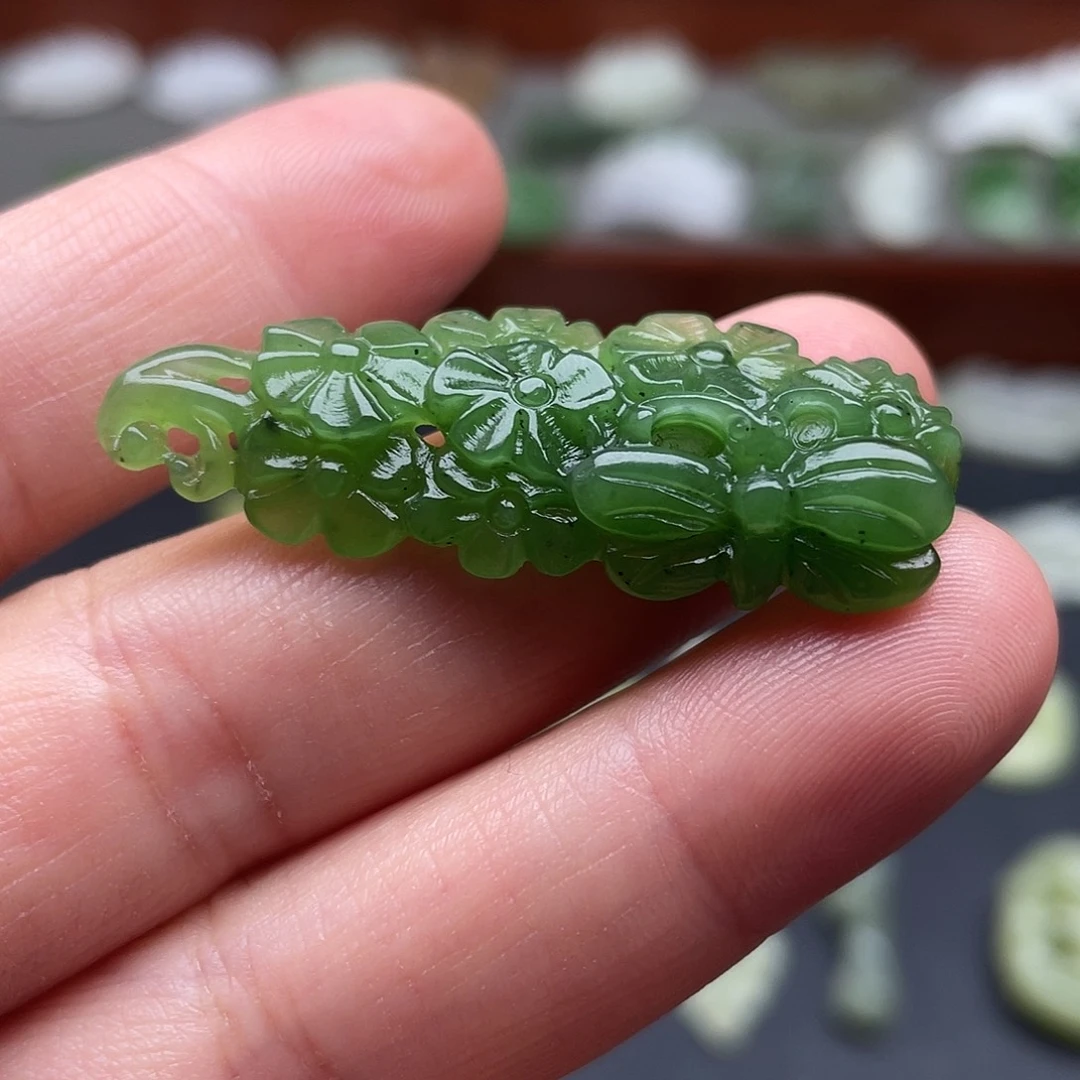 和田玉未镶嵌颈饰碧玉蝶恋花吊坠