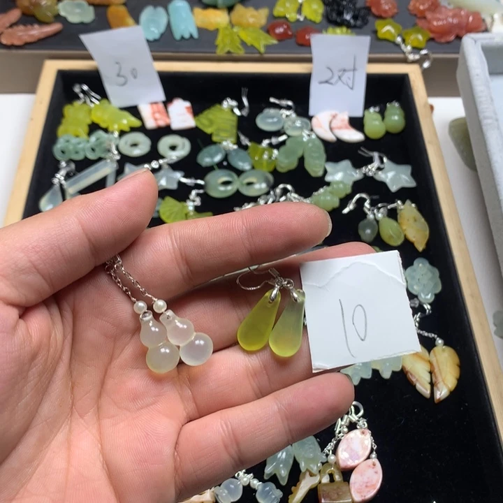 蛇纹石玉耳钉足银镀金镶嵌温**初