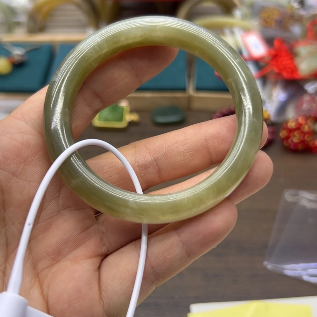 和田玉未镶嵌手镯57.2圈围16瑕