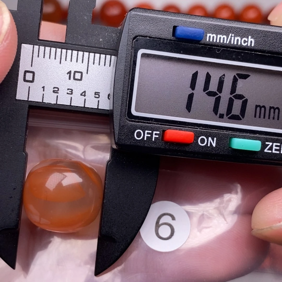 南红玛瑙未镶嵌配饰有瑕疵