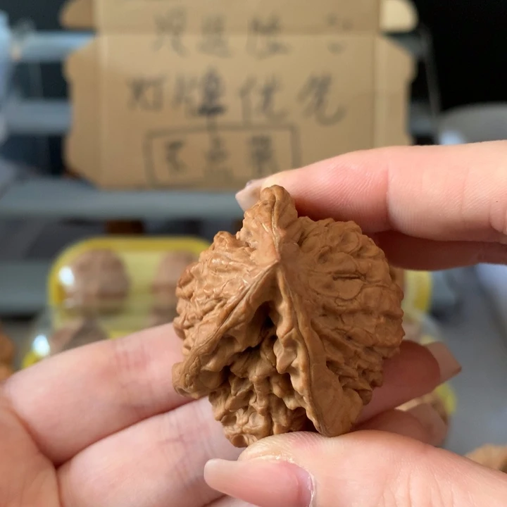 野***横吊坠文玩核桃异形单只，有瑕疵