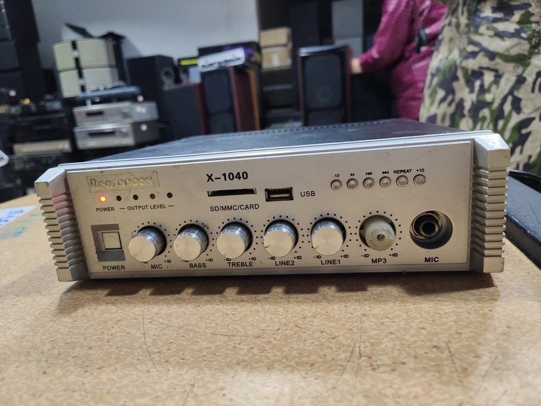 8新  二手 X-1040小功放，缺旋钮，成色如图（出声，不带线材）