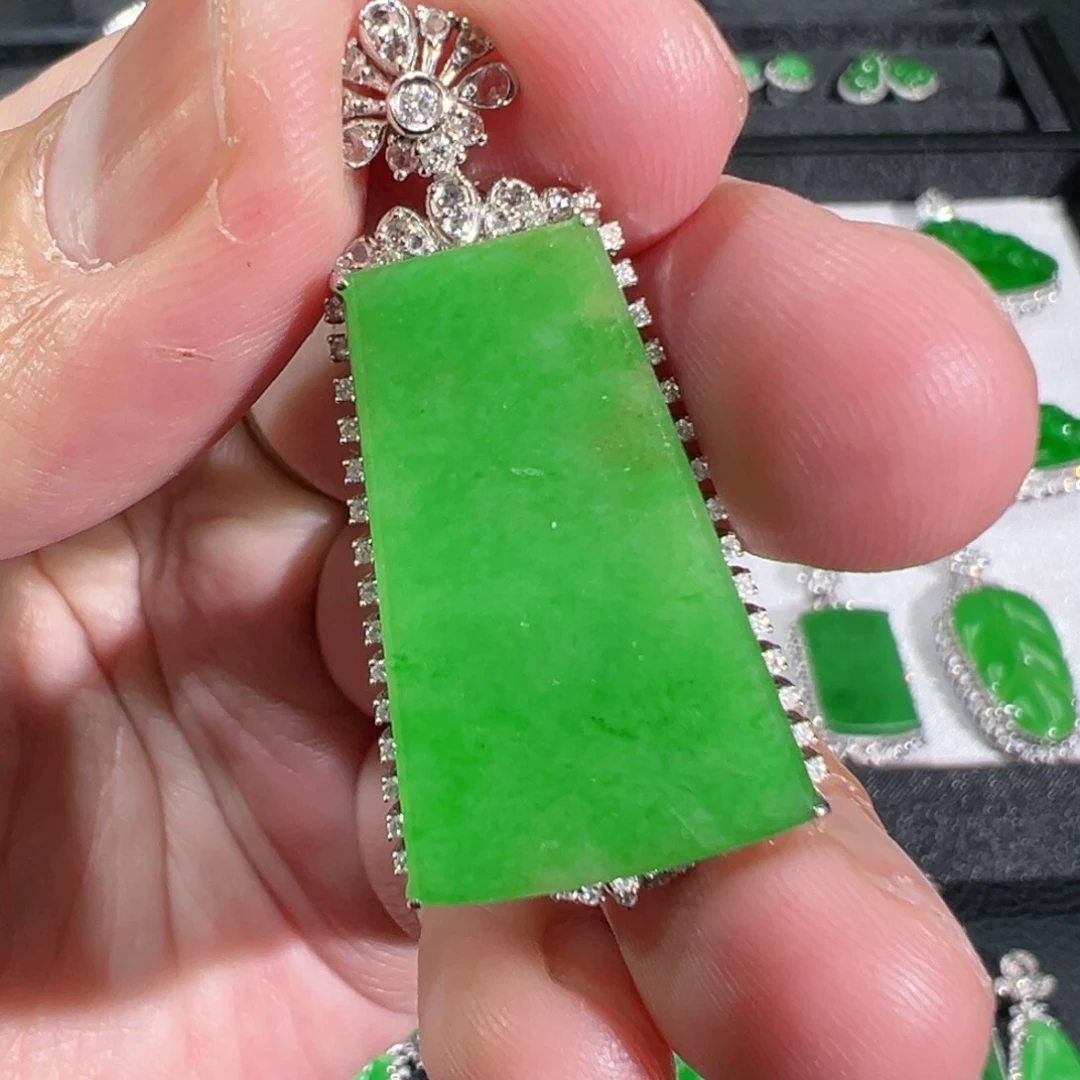 【闪购商品】翡翠吊坠(不含链)18K金镶嵌