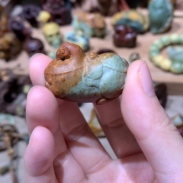 未镶嵌岫岩河磨玉（透闪石质玉）挂件