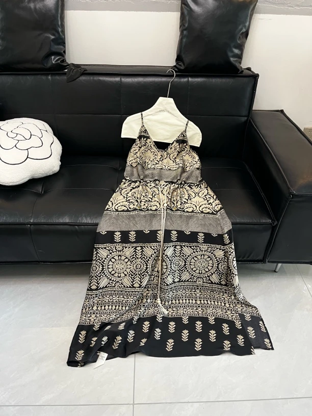 2025波西米亚风复古气质V领显瘦印花无袖吊带连衣裙