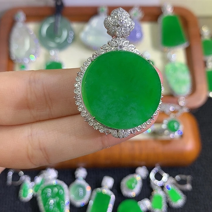 翡翠18K金镶嵌颈饰无事