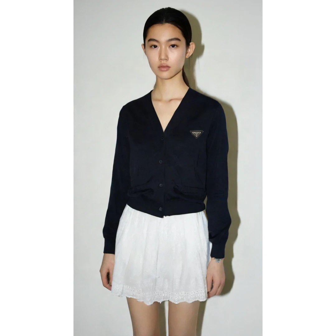 95新 Prada/普拉达 Prada黑色针织开衫/wh421