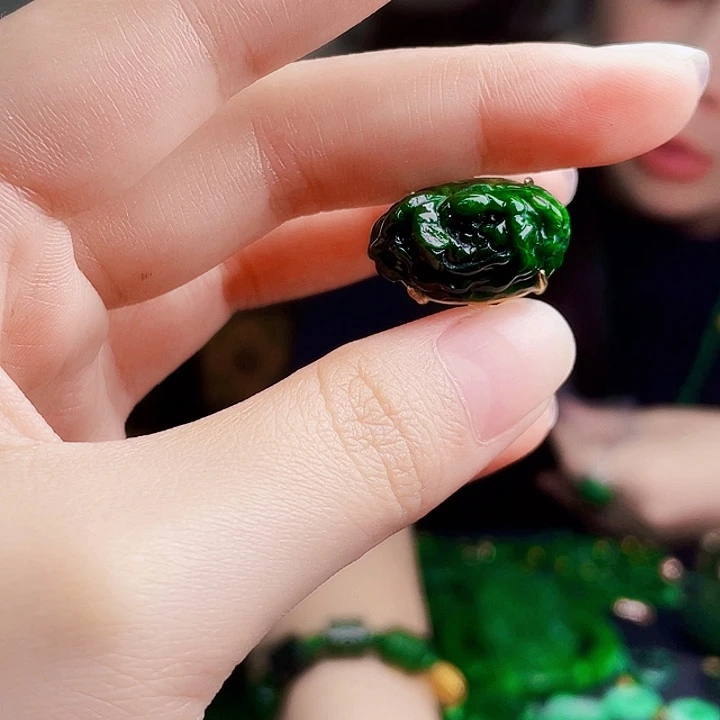 翡翠未镶嵌颈饰多样性