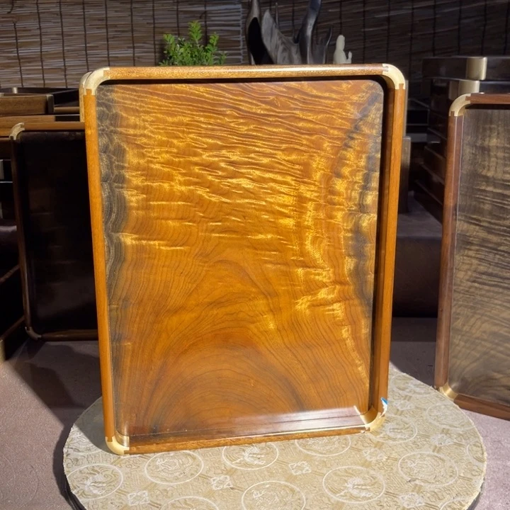 金丝楠老****拿金丝楠木工艺品一个