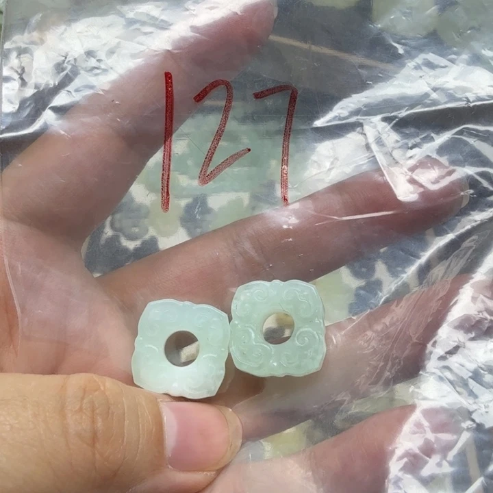 透闪石-蛇纹石玉吊坠未镶嵌