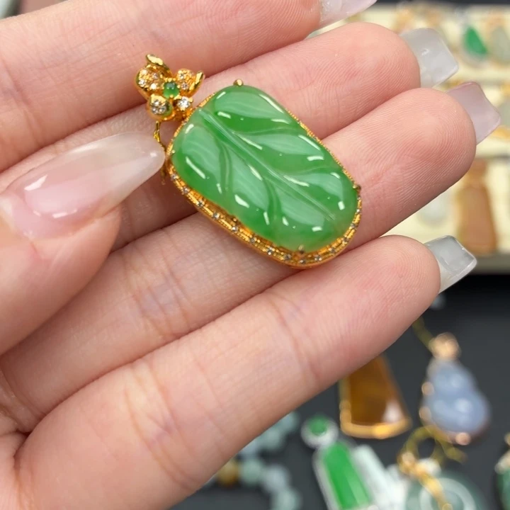 颈饰18K金镶嵌翡翠