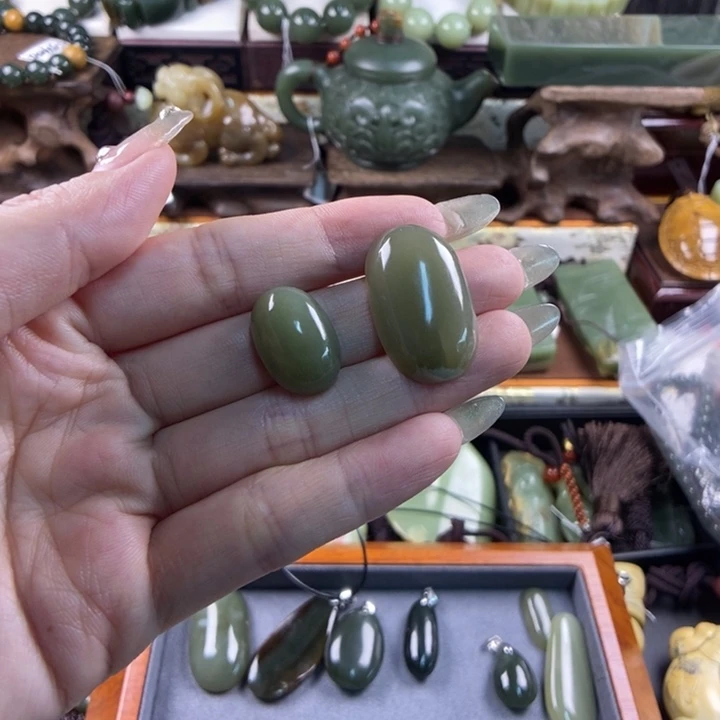 颈饰未镶嵌透闪石质玉
