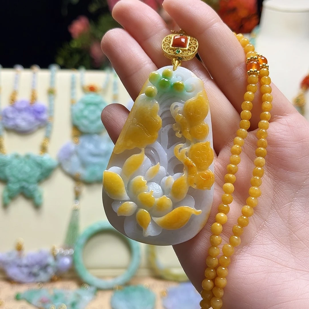 翡翠颈饰未镶嵌俏色