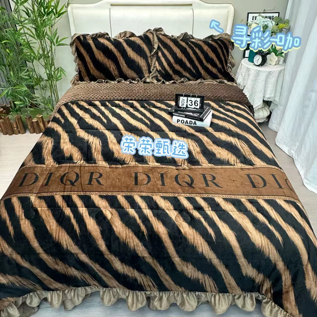 RR荣荣-寻彩-咖唐锦绒牛奶绒双人花边款豆豆被200*230约6斤可机洗