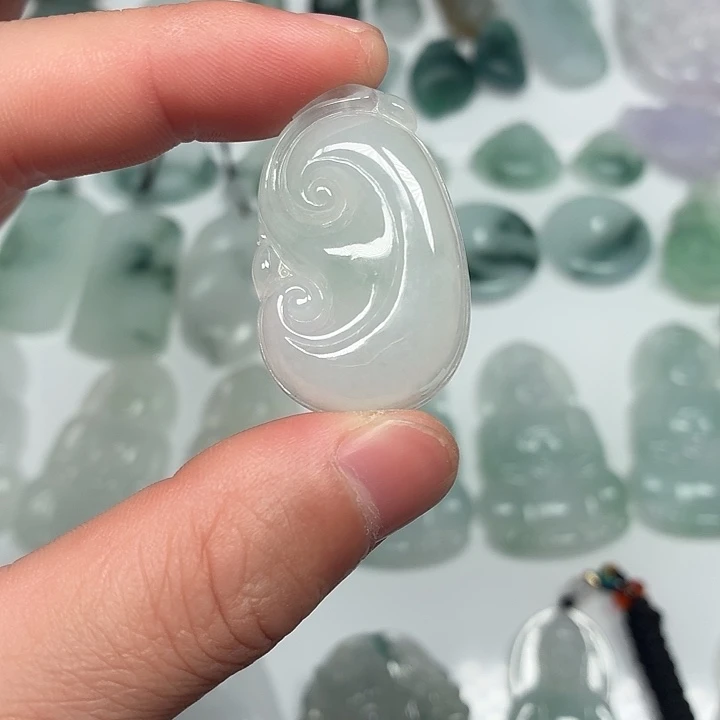 翡翠未镶嵌颈饰如意