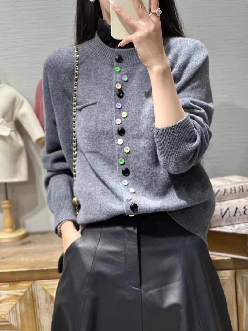 纯羊毛精致彩扣开衫