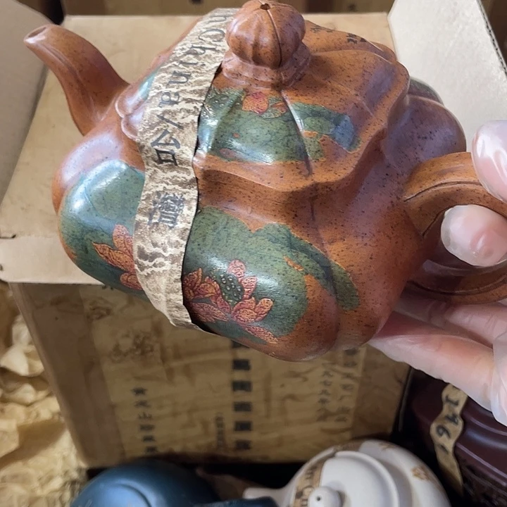 茶壶紫砂原矿泥，手工制作的一把紫砂壶。