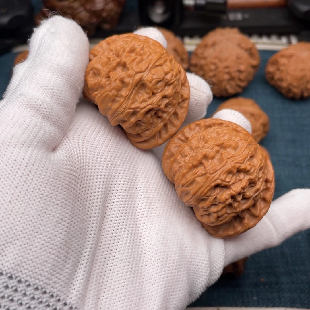 文玩核桃把件45红皮老树球白