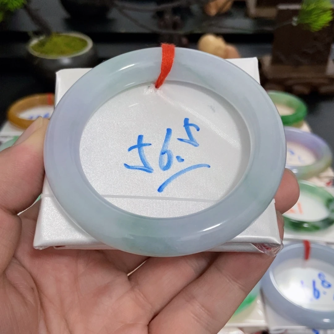 翡翠未镶嵌手镯23、种水带色胖圆条