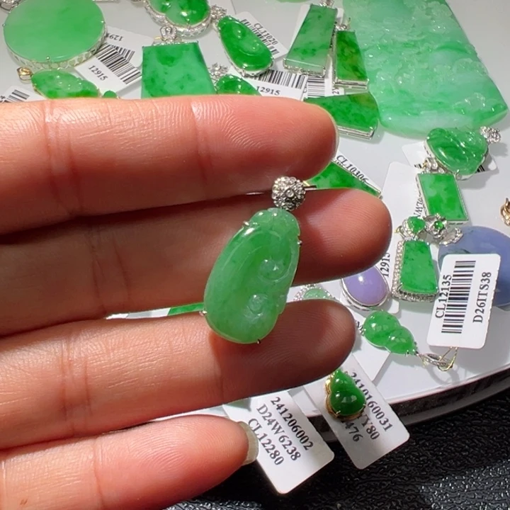 18K金镶嵌挂件翡翠