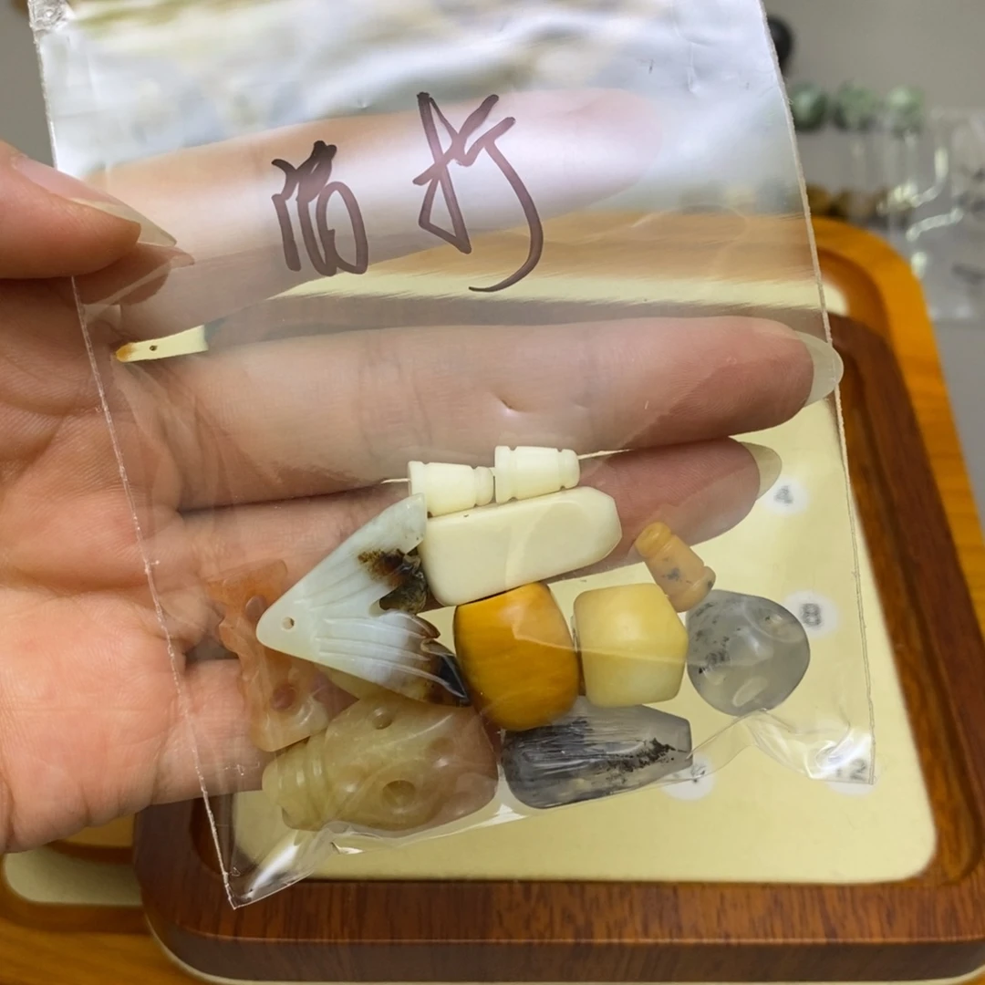 ๑***°未镶嵌蛇纹石玉配饰