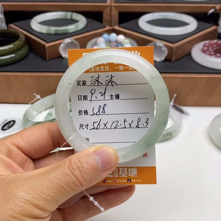 沐***7未镶嵌手镯石英质玉