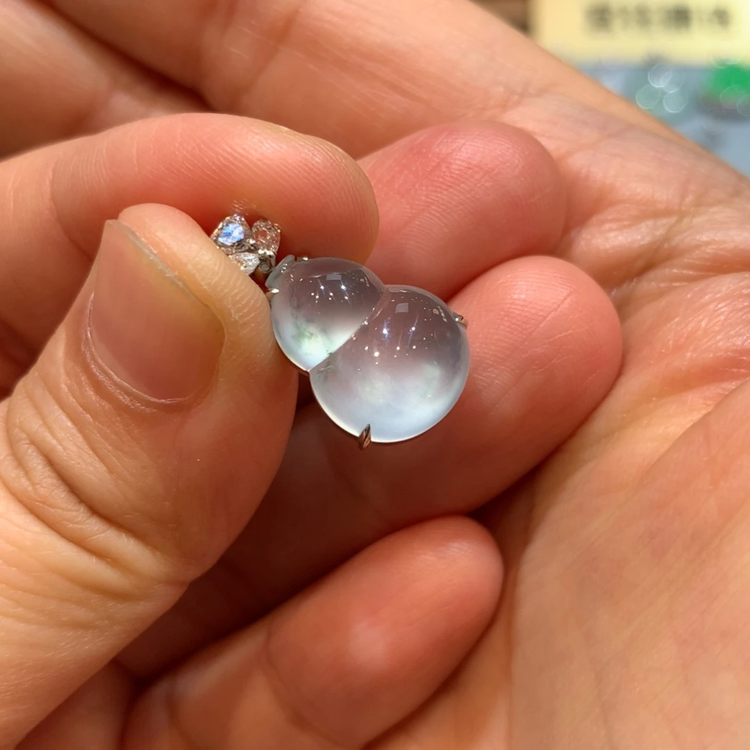 翡翠18K金镶嵌颈饰吊坠