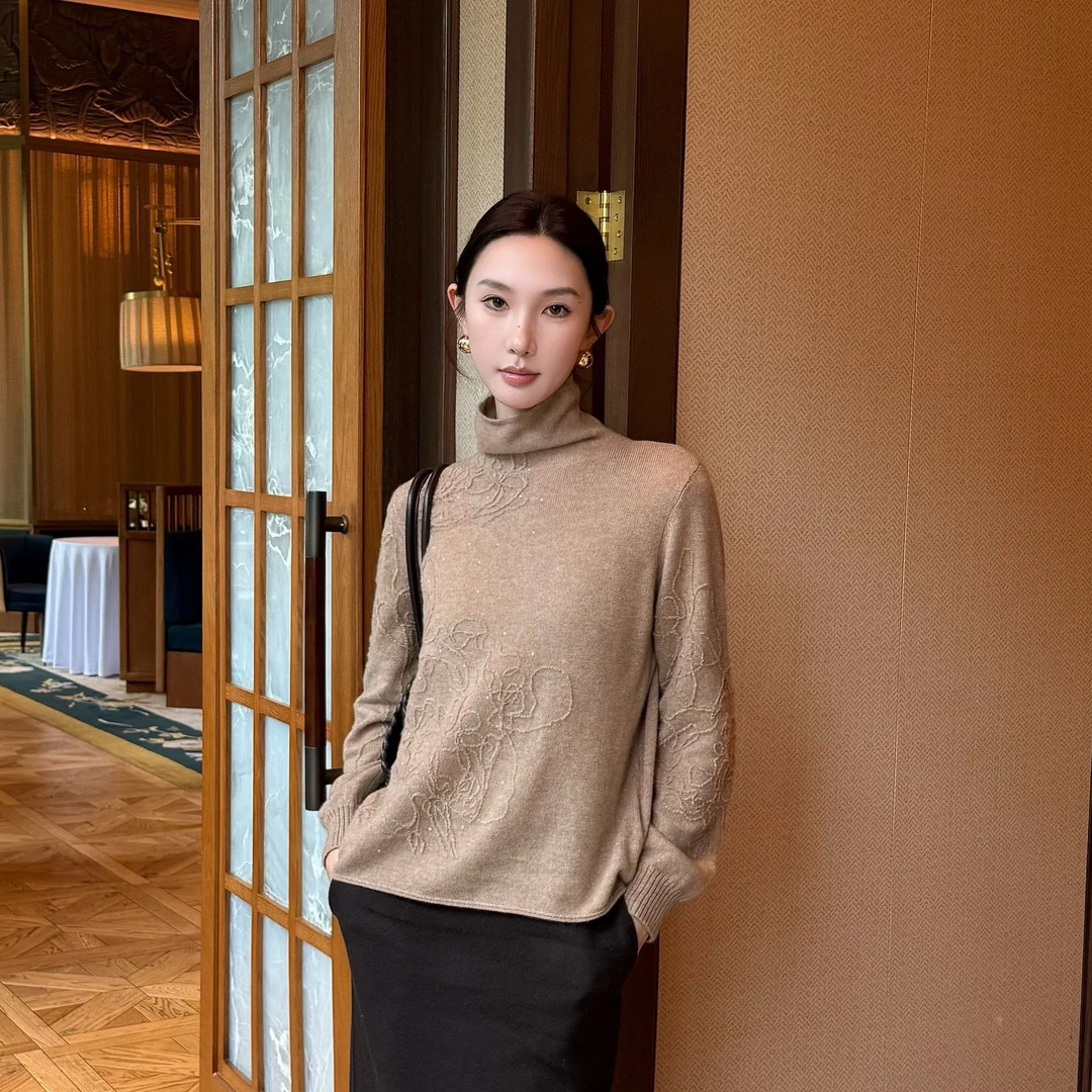 Nancy Lara 舒适自在堆领烫钻工艺打底衫 NL248XD271