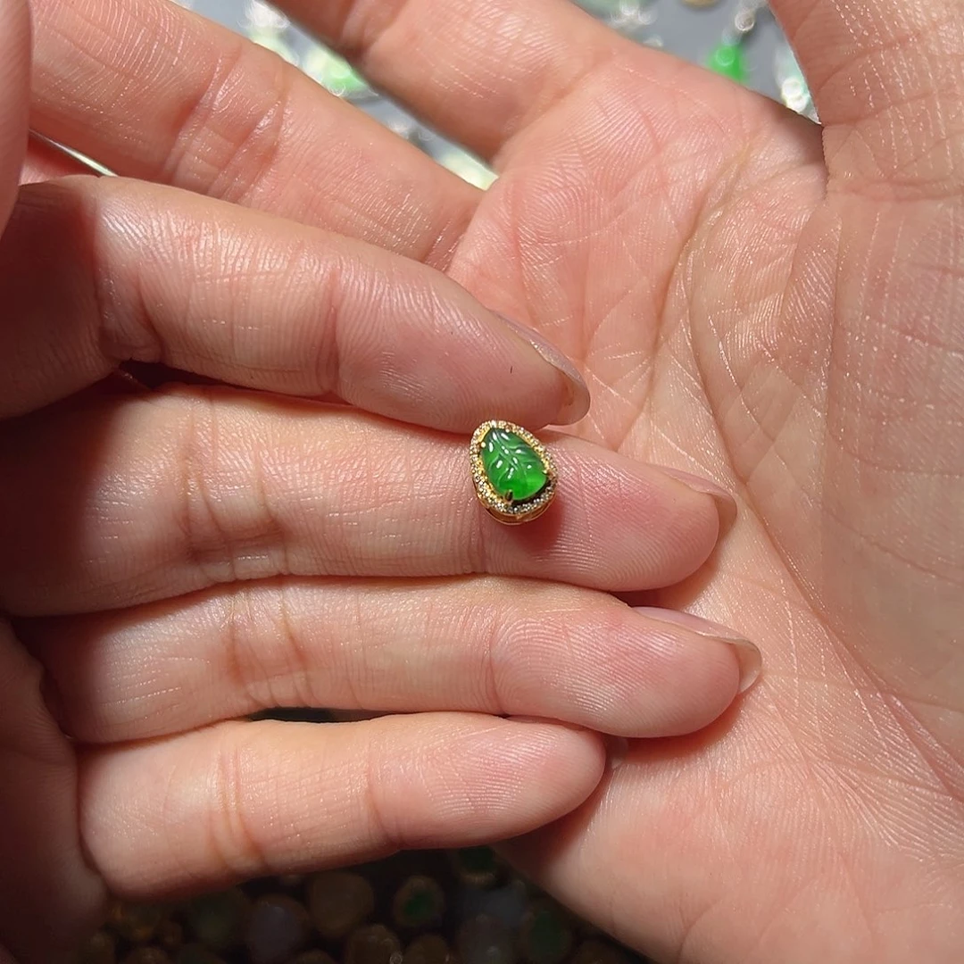 翡翠18K金镶嵌颈饰