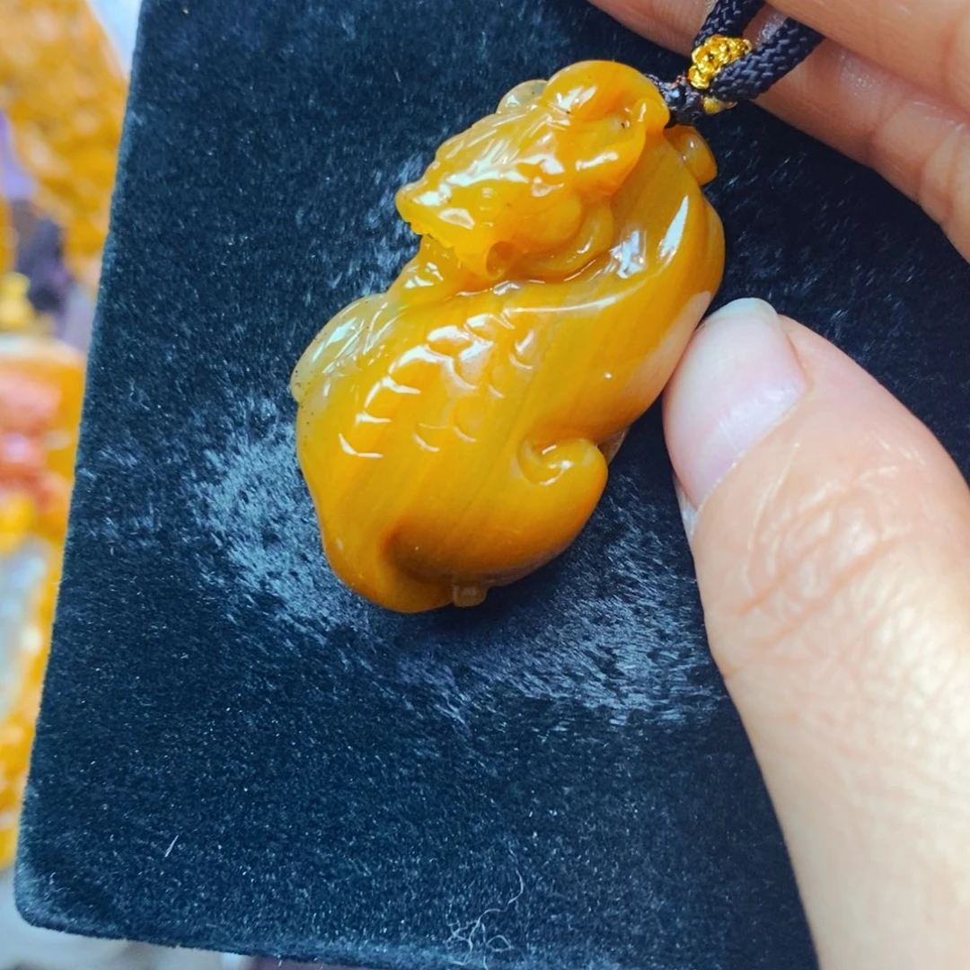 未镶嵌石英质玉（黄龙玉）颈饰