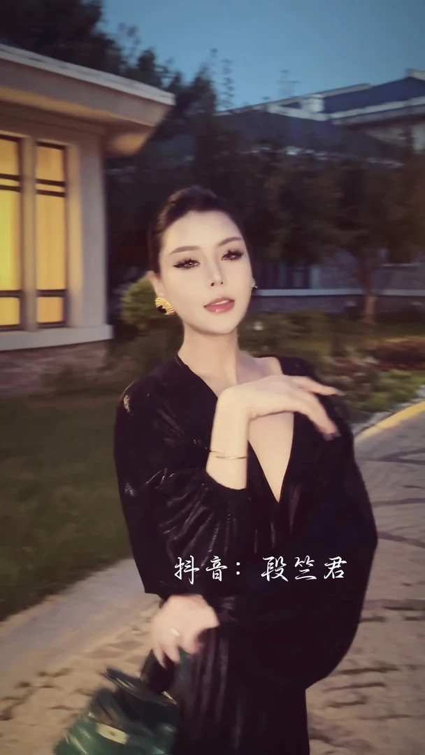 段竺君·独家 雅黑奢感 流动艺术鎏光 V领轻盈垂坠 优雅气质连衣裙