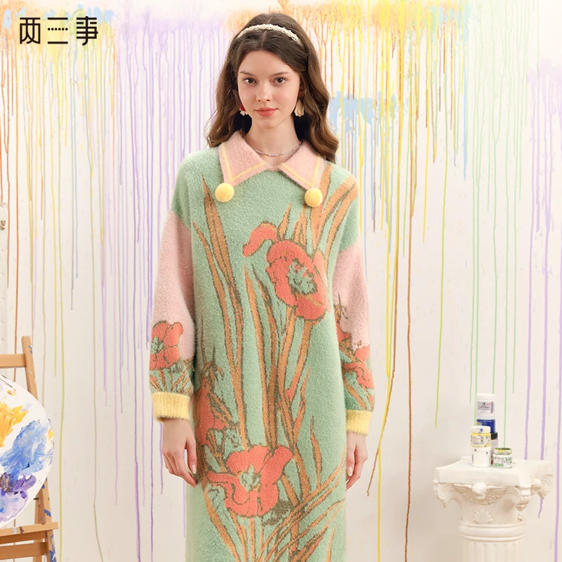 两三事彩梦织雪 2024冬季新款拼色花卉图案毛球翻领毛衣裙连衣裙