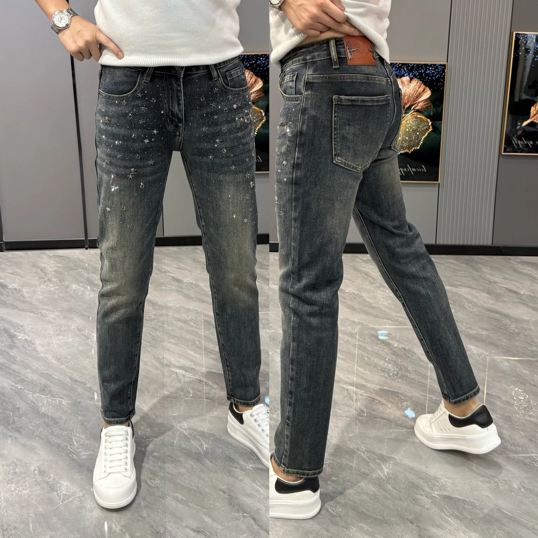 时尚烫钻牛仔裤2025新款男裤秋冬季小脚裤男潮流修身保暖男士裤子