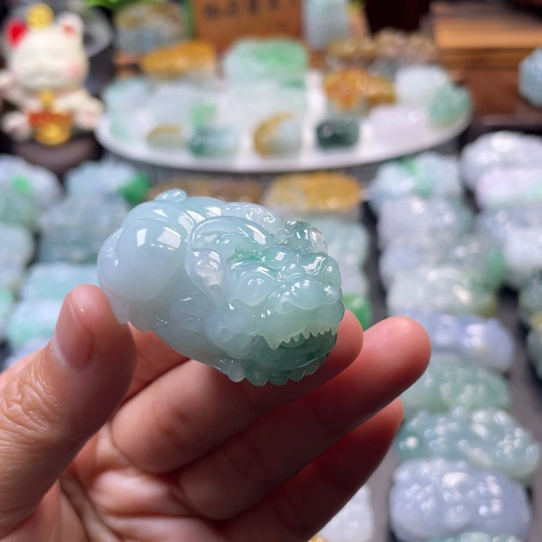 翡翠未镶嵌颈饰貔貅