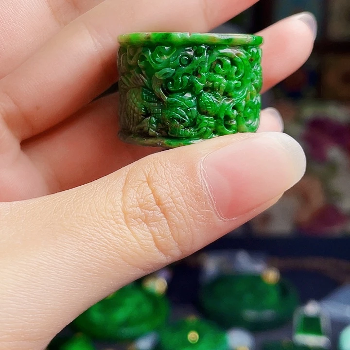 翡翠未镶嵌颈饰多样性