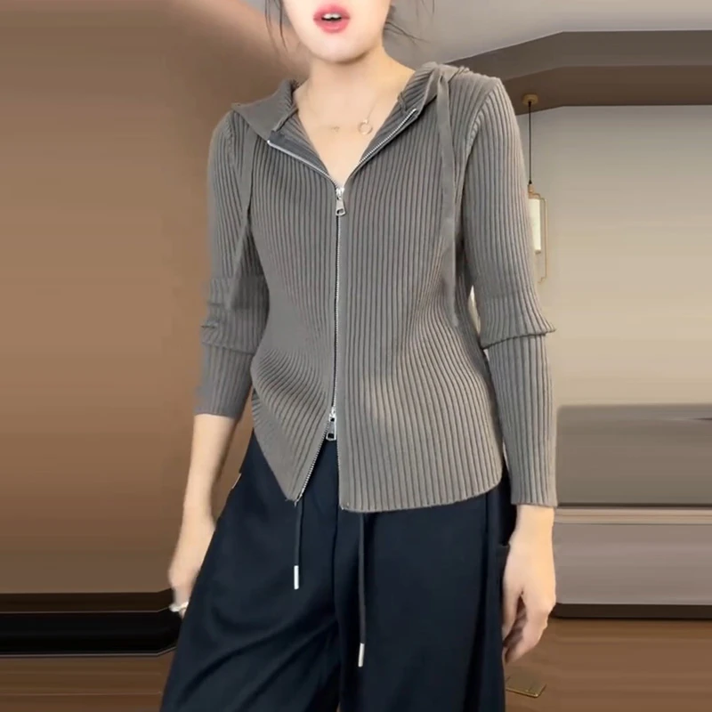时尚百搭修身设计感上衣女2025秋季新款大码显瘦连帽拉链针织开衫