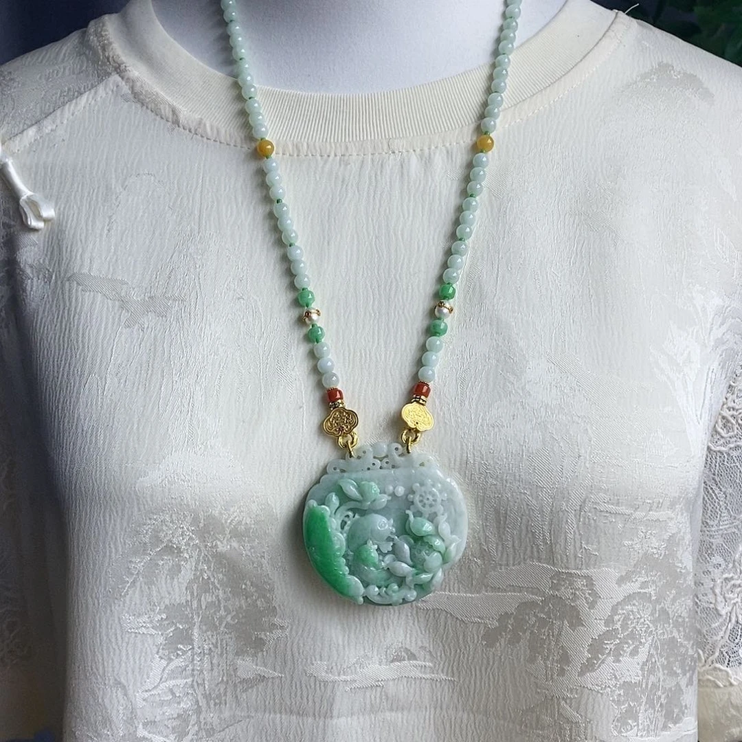 翡翠未镶嵌吊坠(赠链)