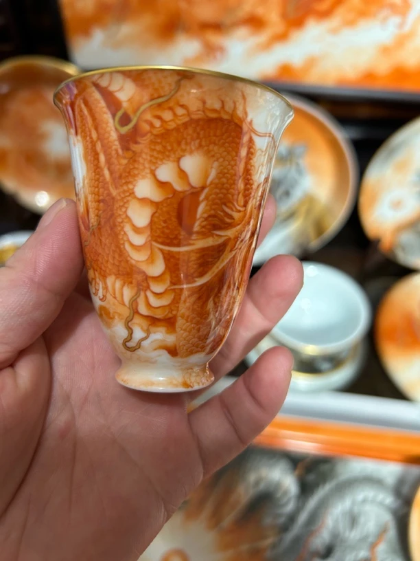 景德镇手绘矾红龙描金主人杯
