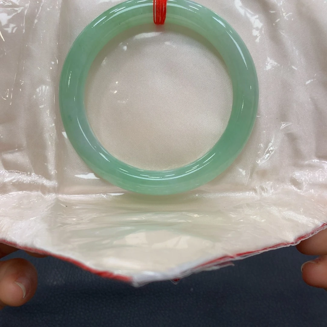 翡翠手镯未镶嵌翡翠