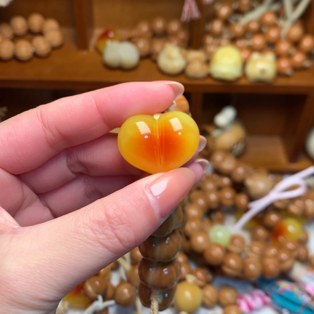 柚****吊坠猴头核桃腮红爱心