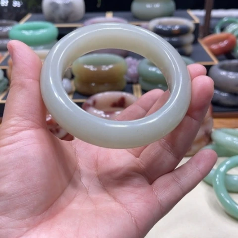 未镶嵌手镯石英质玉