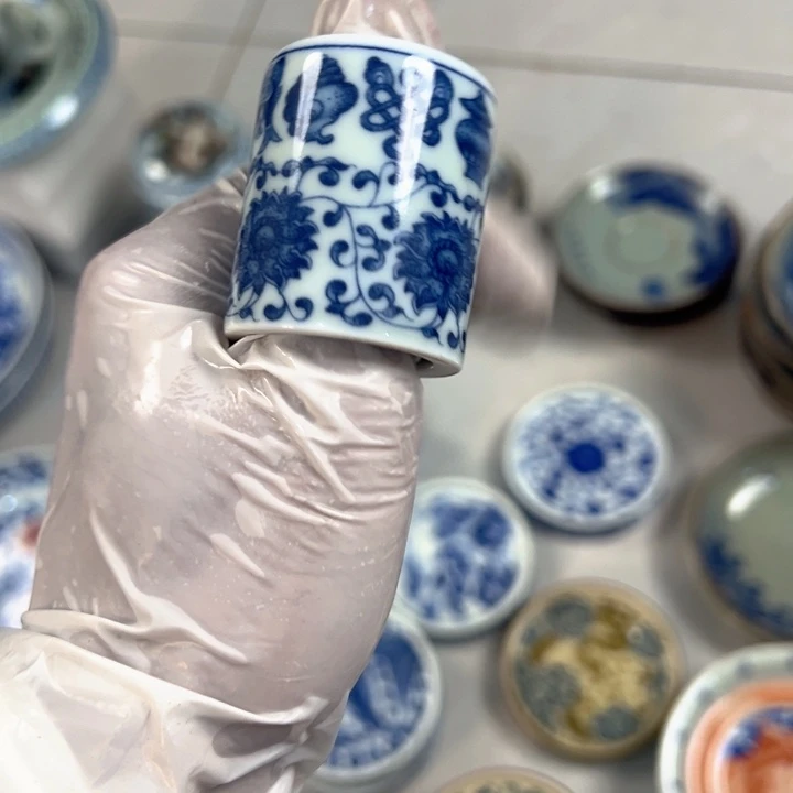 瓷片白青花缠枝莲扳指盖置
