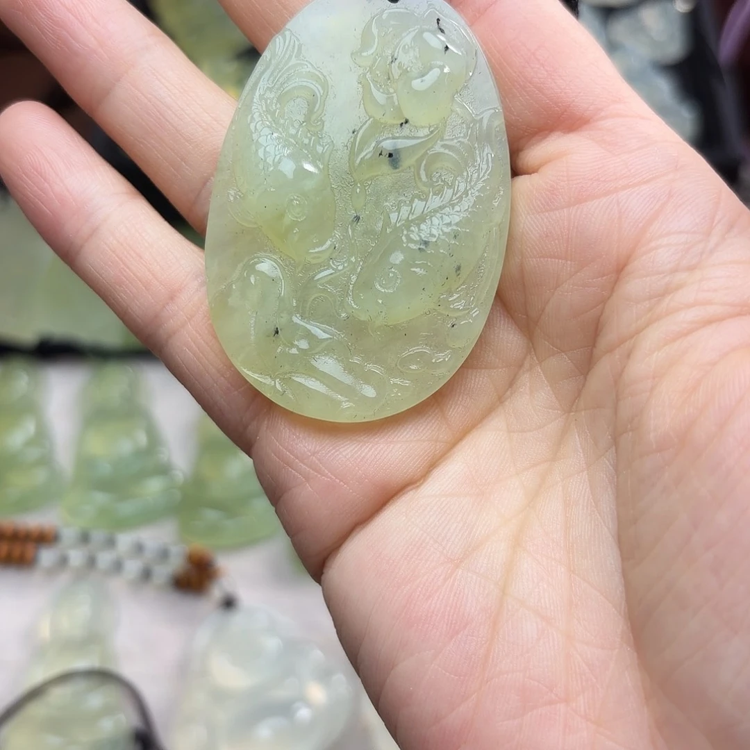 岫玉未镶嵌颈饰吊坠