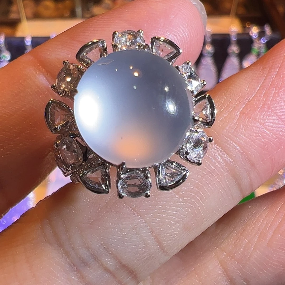 翡翠戒指18K金镶嵌玻璃种极光白蛋面黑钢