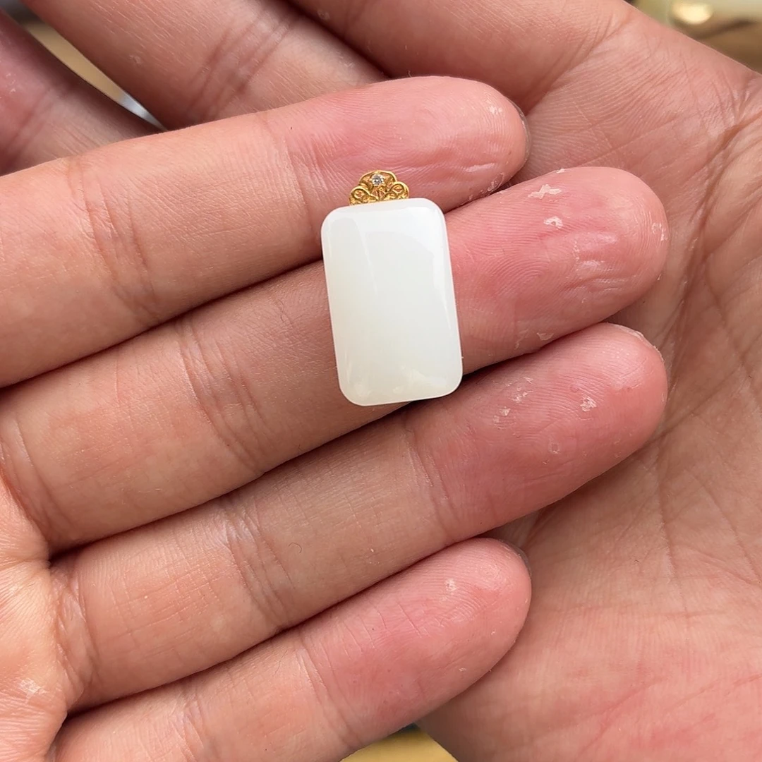 和田玉18K金镶嵌颈饰