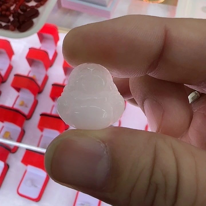 翡翠未镶嵌颈饰佛公